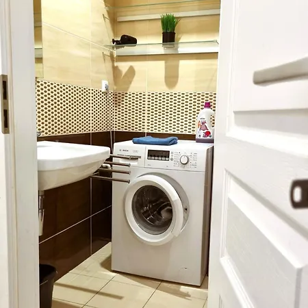 Апартаменты Cozy 2-room Apt, Parking Nearby