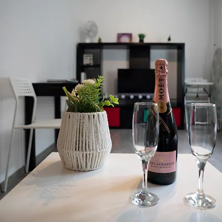 Cozy 2-room Apt, Parking Nearby