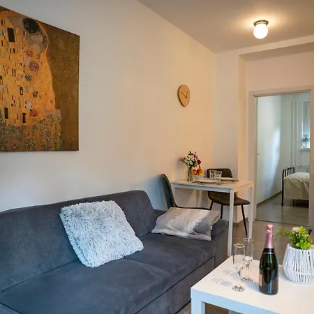 Cozy 2-room Apt, Parking Nearby *