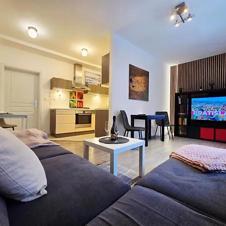Cozy 2-room Apt, Parking Nearby Apartamento